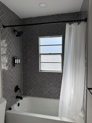 Dusche, Haartrockner, Handtücher, Seife