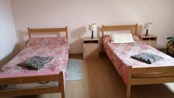 Silitysrauta/-lauta, Wi-Fi, vuodevaatteet