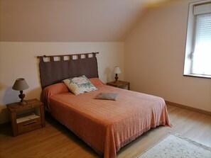 3 bedrooms, iron/ironing board, WiFi, bed sheets - Holiday Home 'Le Gîte du Champ de la Croix' with Private Terrace, Private Garden and Wi-Fi (Subligny)