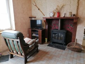 TV, caminetto, tavolo da ping pong