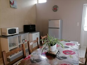 Dining - Holiday Home 'Le Gîte du Champ de la Croix' with Private Terrace, Private Garden and Wi-Fi (Subligny)