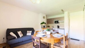 Living area - Apartment in Bourisp Near Ski Gondola (Bourisp)