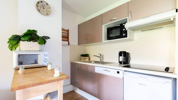 Coffee/tea maker, microwave, toaster, cookware/dishes/utensils - Apartment in Bourisp Near Ski Gondola (Bourisp)