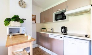 Mikrowelle, Wasserkocher mit Kaffee-/Teezubehör, Toaster