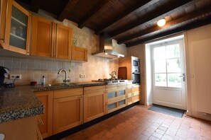 Fridge, microwave, oven, stovetop - Holiday Home in la Neuville-aux-joutes With Garden & BBQ (La Neuville-aux-Joûtes)