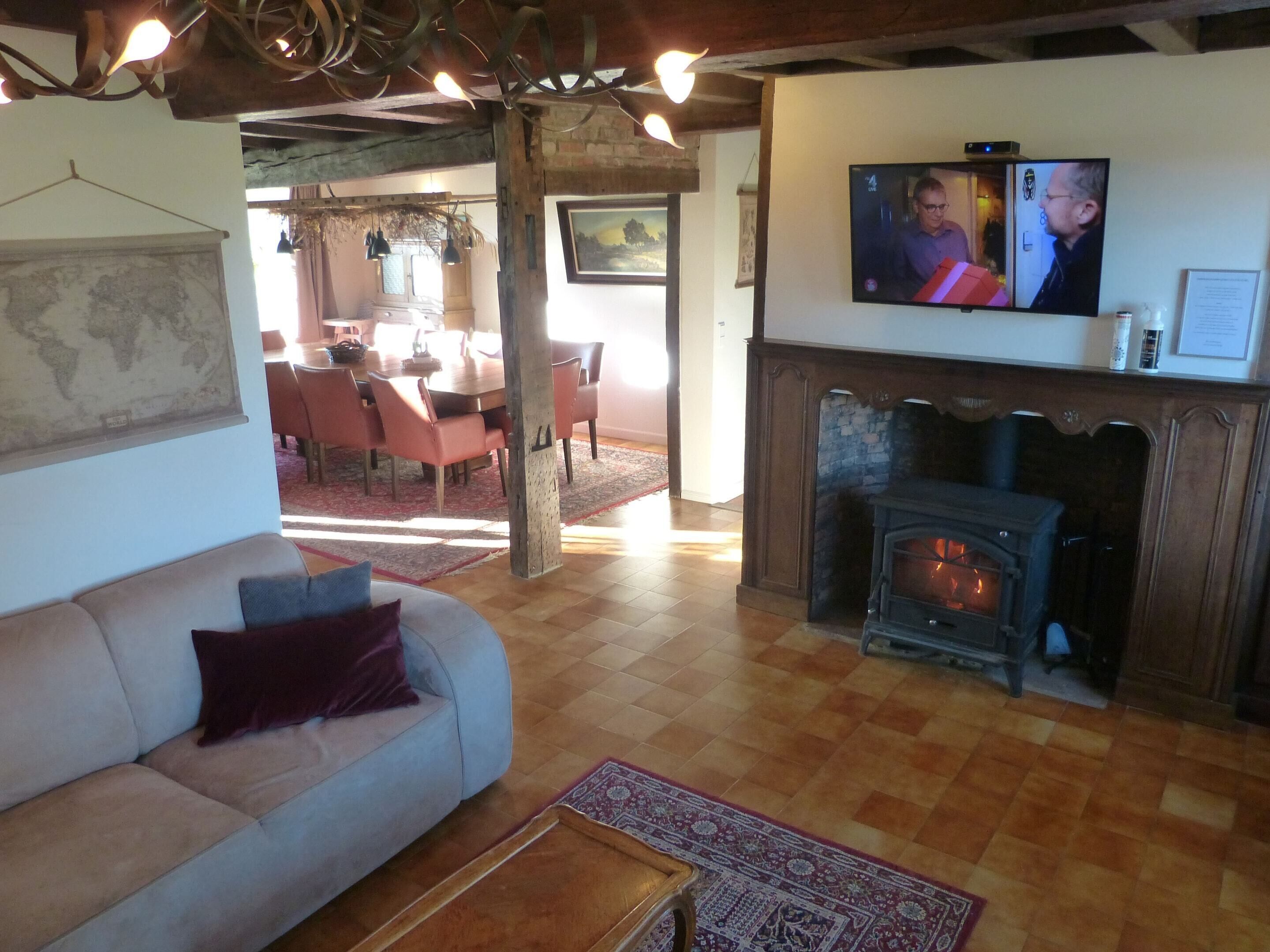 Classic House, 5 Bedrooms | Living room