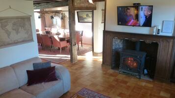 Classic House, 5 Bedrooms | Living room