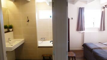 Classic House, 5 Bedrooms | 5 bedrooms, individually furnished