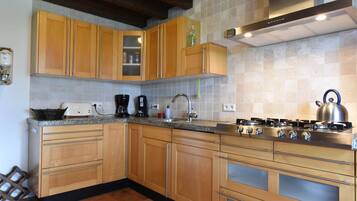 Classic House, 5 Bedrooms | Private kitchen | Fridge, microwave, oven, stovetop