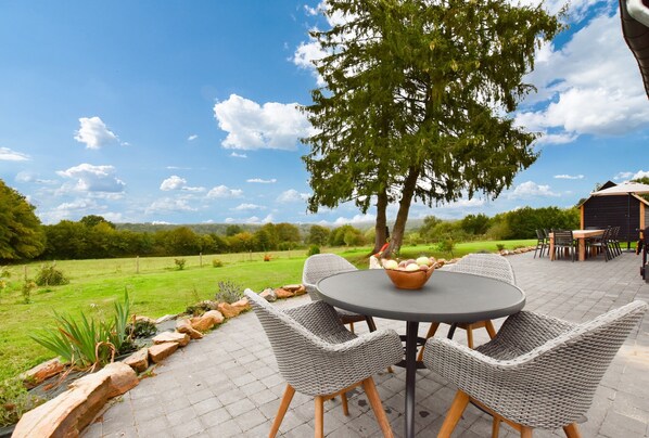 Classic House, 5 Bedrooms | Balcony - Holiday Home in la Neuville-aux-joutes With Garden & BBQ (La Neuville-aux-Joûtes)