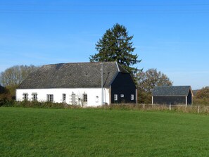 Exterior - Holiday Home in la Neuville-aux-joutes With Garden & BBQ (La Neuville-aux-Joûtes)