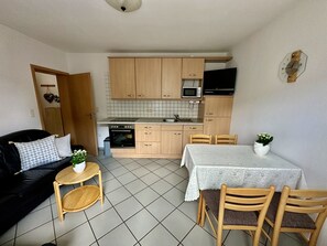 Classic apartman, 2 hálószobával | Privát konyha | Hűtőszekrény, mikrohullámú sütő, sütő és mosogatógép