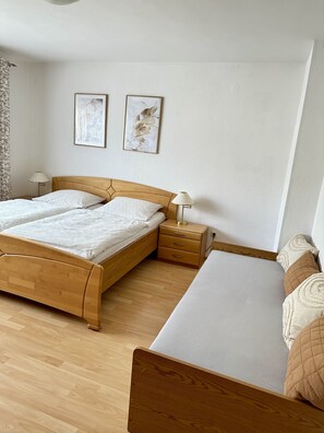 Classic-Apartment, 2 Schlafzimmer | 2 Schlafzimmer, individuell eingerichtet, Bettwäsche