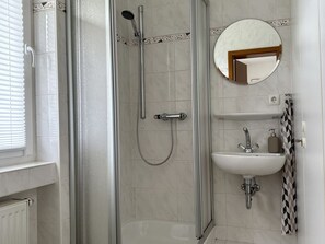 Appartement Classique, 2 chambres | Salle de bain