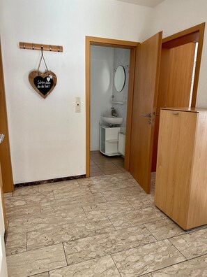 Classic-Apartment, 2 Schlafzimmer | Badezimmer | Dusche