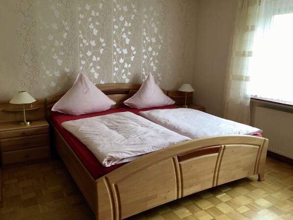 2 yatak odası, ayrı ayrı döşenmiş, çarşaf takımı 