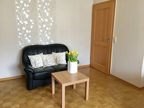 2 yatak odası, ayrı ayrı döşenmiş, çarşaf takımı 