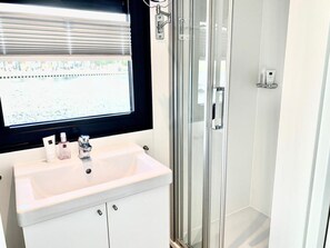 Classic Mobile Home, 2 Bedrooms | Bathroom | Shower - Modern Houseboat in Offingawier With Terrace (Offingawier)