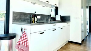 Coffee/tea maker, fridge, oven, dishwasher - Modern Houseboat in Offingawier With Terrace (Offingawier)