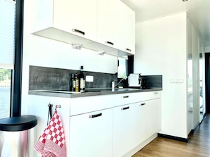 Fridge, oven, dishwasher, coffee/tea maker - Modern Houseboat in Offingawier With Terrace (Offingawier)