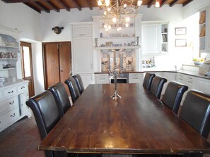 Maison classique, 4 chambres | Cuisine privée | Réfrigérateur, four à micro-ondes, un four, surface de cuisson
