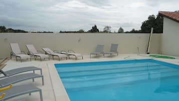 Kolam renang indoor dan kolam renang outdoor