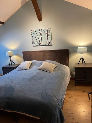 7 bedrooms, individually furnished, iron/ironing board, bed sheets - Very Spacious and Luxurious Holiday Home on Quiet Estate With Pool (Buzon)