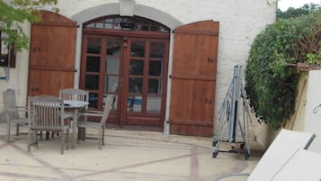 Kolam renang indoor dan kolam renang outdoor