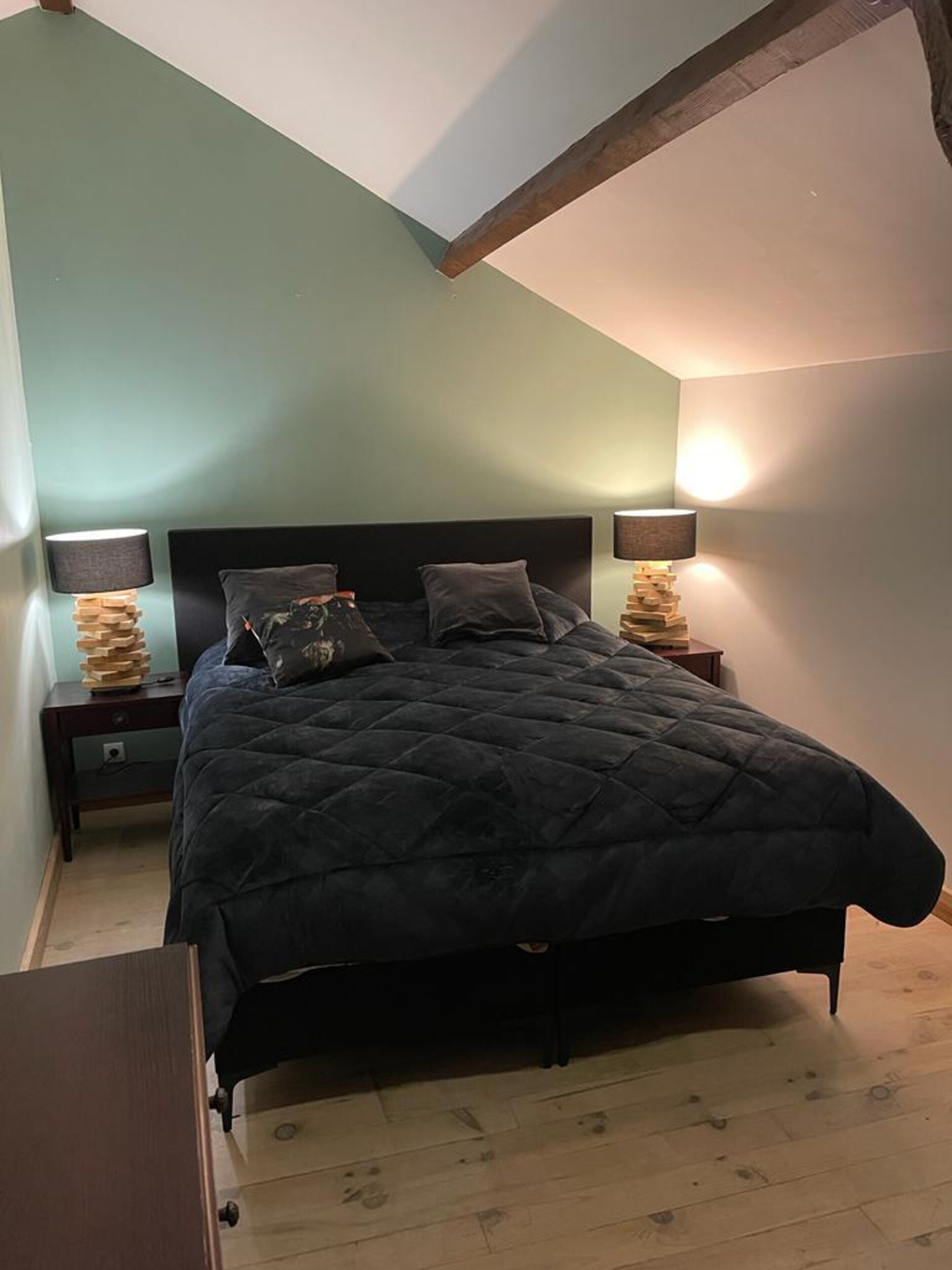 7 bedrooms, individually furnished, iron/ironing board, bed sheets