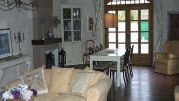 Rumah Klasik, 4 kamar tidur | Ruang keluarga | Perapian