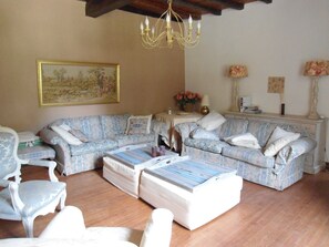 Casa clásica, 4 habitaciones | Sala de estar | Chimenea 