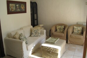 Cottage Klasik, 3 kamar tidur | Ruang keluarga | Perapian