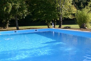 Kolam renang indoor dan kolam renang outdoor