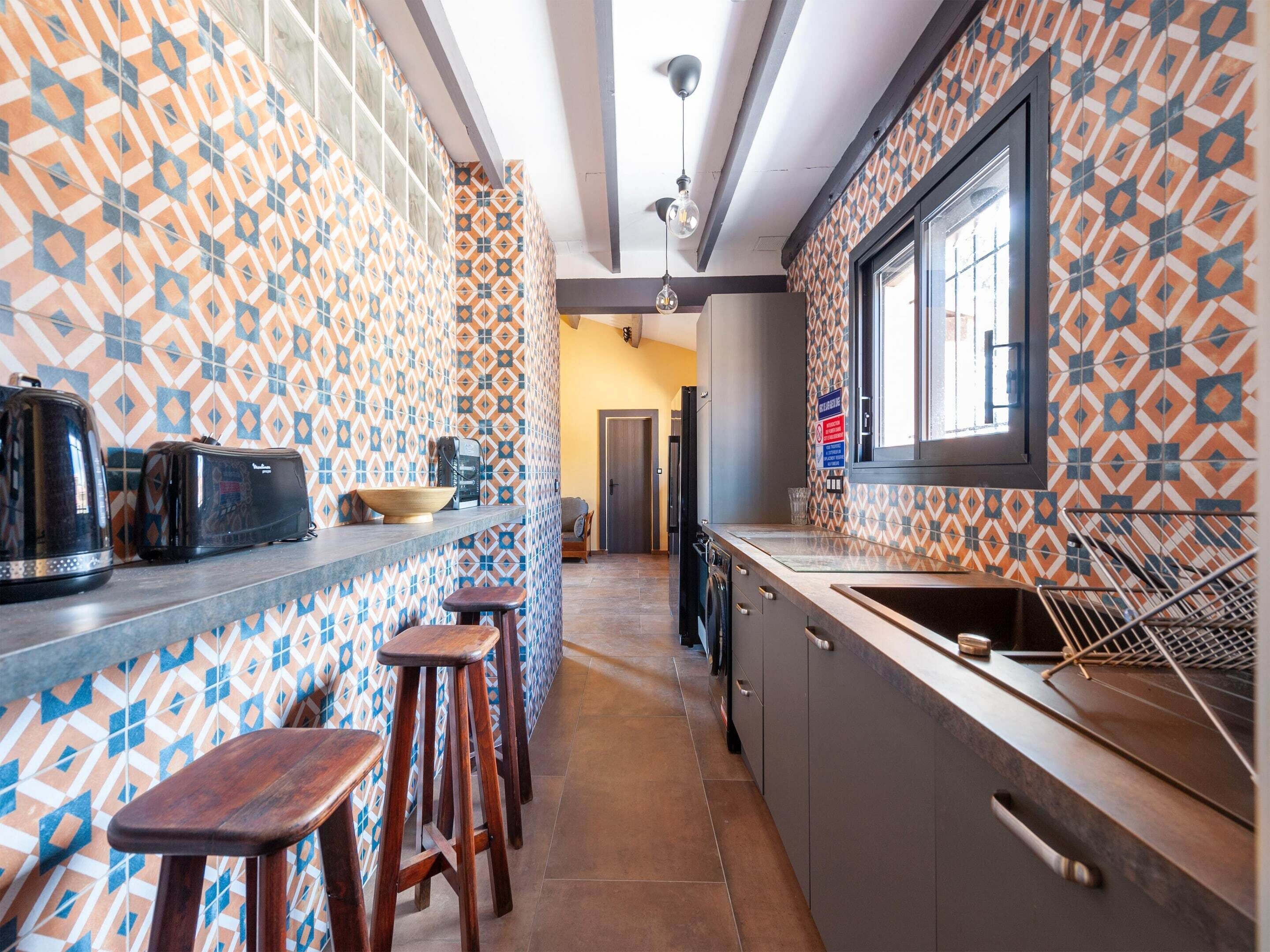 Peti sejuk, ketuhar gelombang mikro, ketuhar 