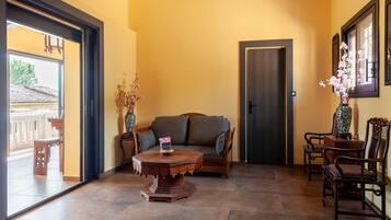 Classic House, 3 Bedrooms | Living room