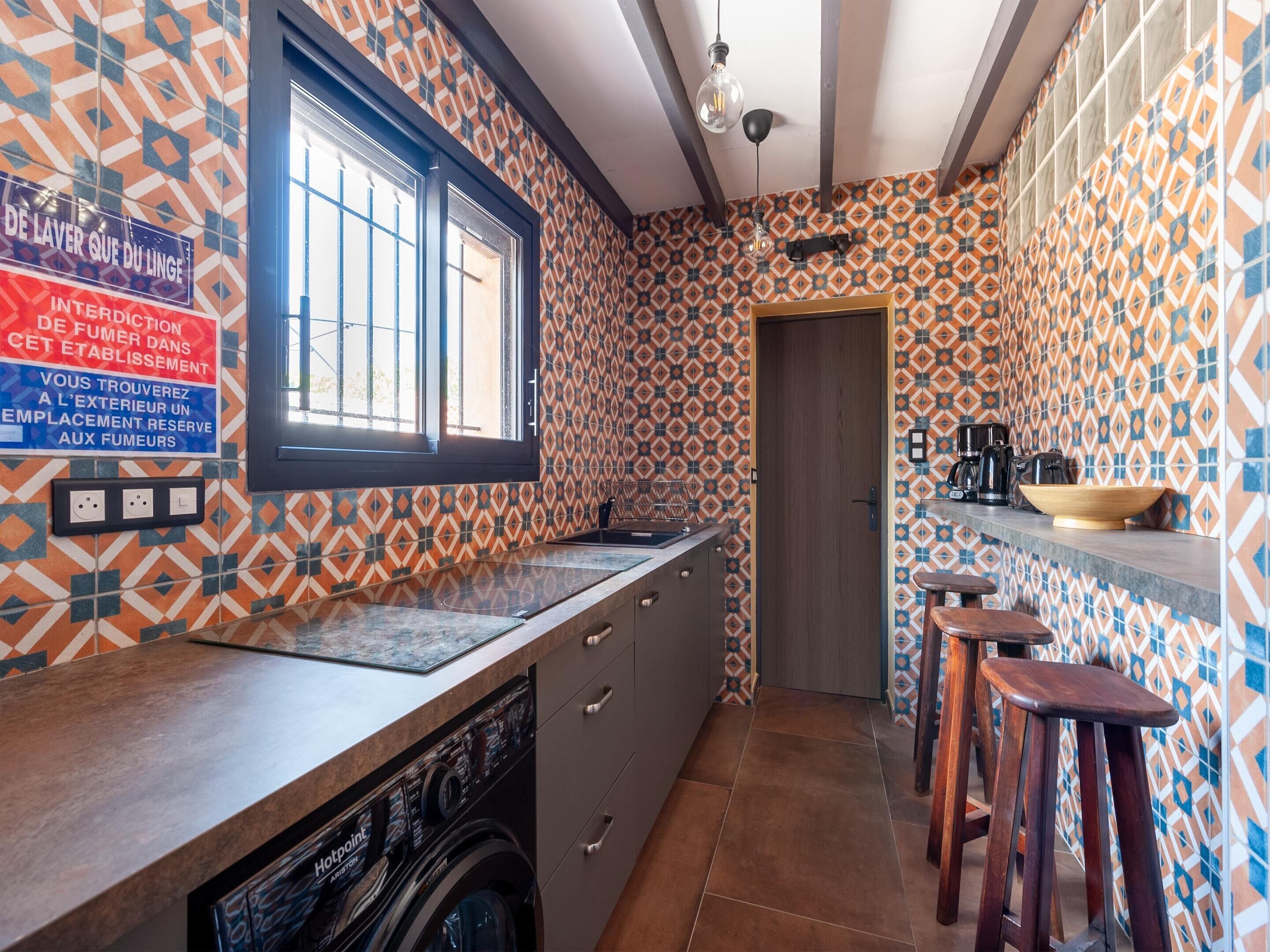 Lemari es, microwave, oven, dan mesin pencuci piring