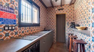 Lemari es, microwave, oven, dan mesin pencuci piring