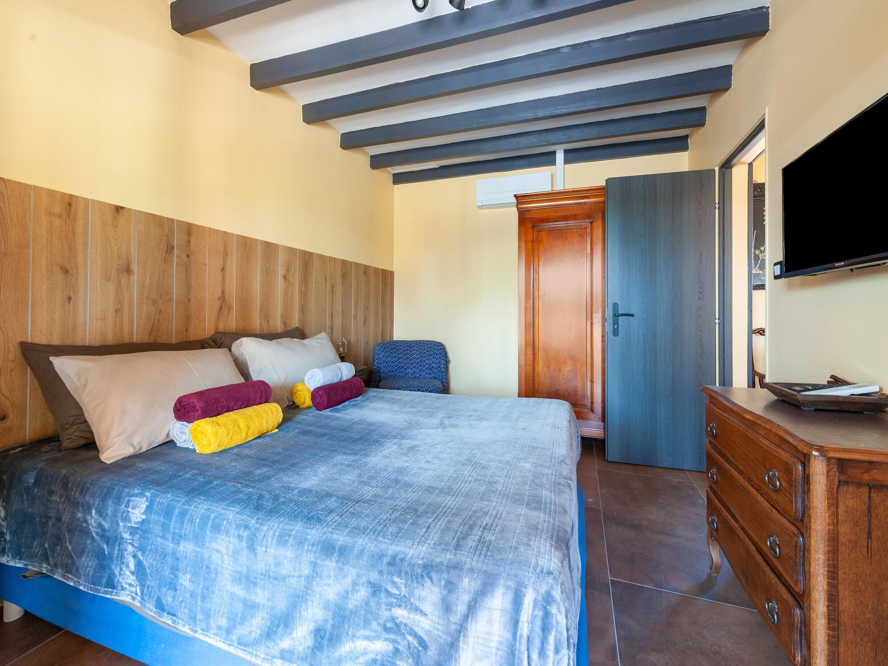 3 bedrooms, individually furnished, iron/ironing board, bed sheets