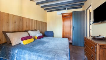 3 bedrooms, individually furnished, iron/ironing board, bed sheets