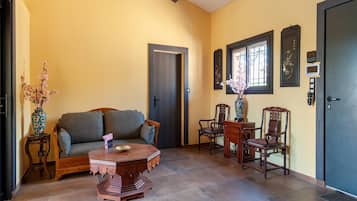 Classic House, 3 Bedrooms | Living room