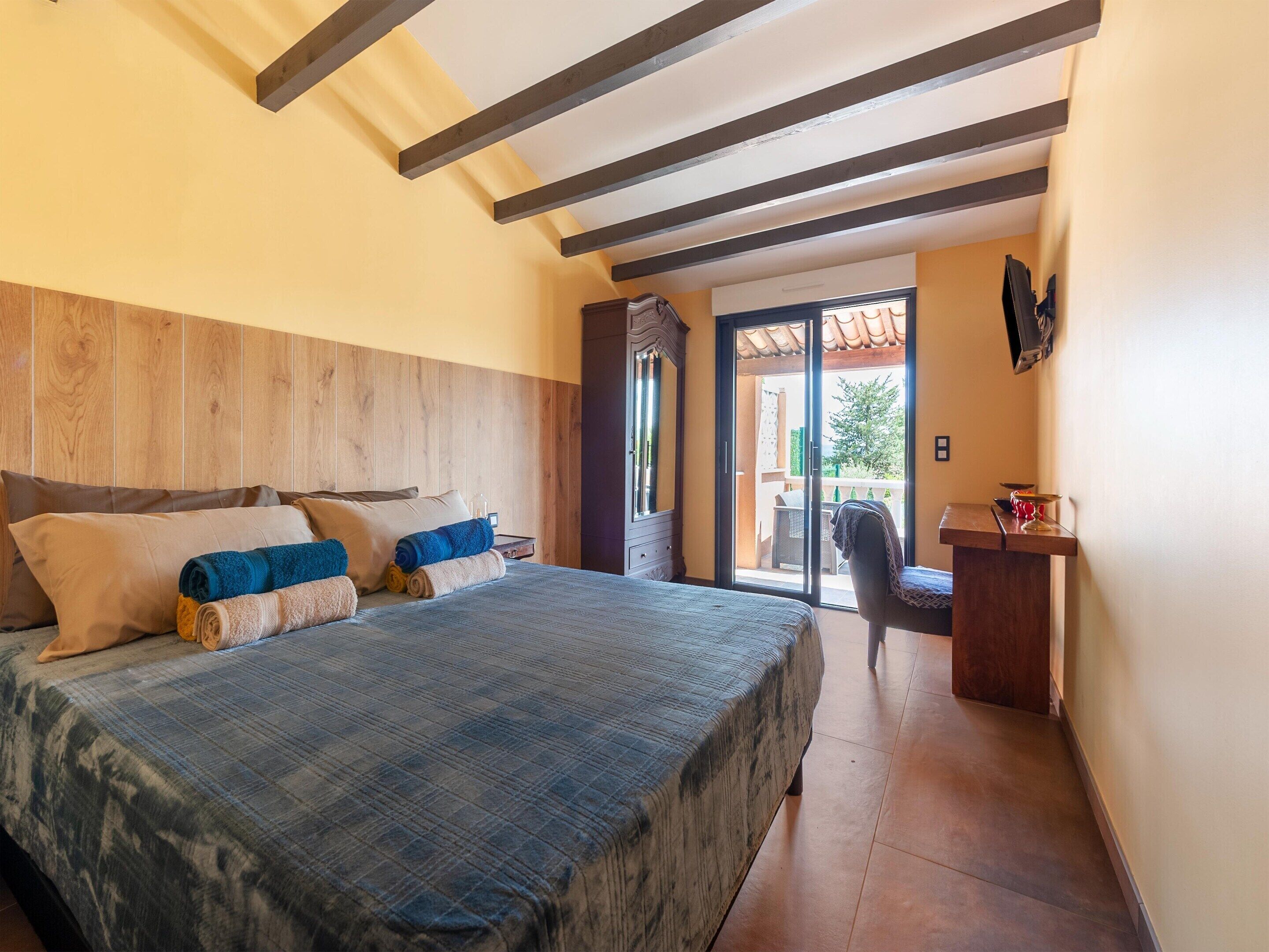 3 bedrooms, individually furnished, iron/ironing board, bed sheets