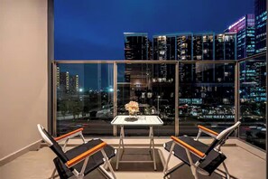 家庭套房, 3 間臥室, 可使用俱樂部酒廊, 城市景 | 高級寢具、羽絨被、Select Comfort 床墊、迷你吧贈品