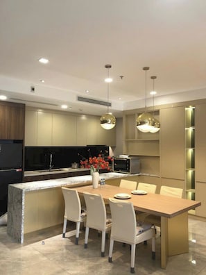 大冰箱、微波炉、烤箱、炉灶