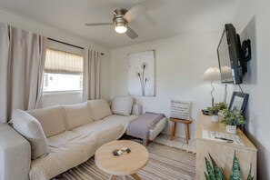 Interior - Beachfront Bliss + Bbqs! Indian Rocks Beach Escape (Indian Rocks Beach)