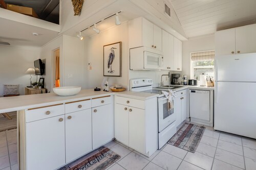 Beachfront Bliss + Bbqs! Indian Rocks Beach Escape