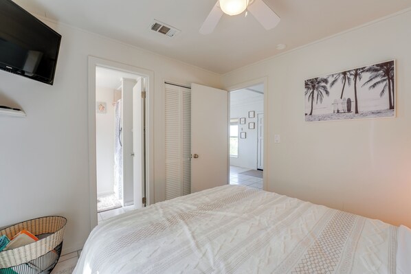 Interior - Beachfront Bliss + Bbqs! Indian Rocks Beach Escape (Indian Rocks Beach)