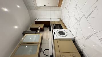 Mikrowelle, Ofen, Herdplatte, Wasserkocher mit Kaffee-/Teezubehör