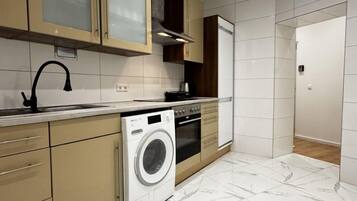 Microondas, horno, placa de cocina y cafetera o tetera