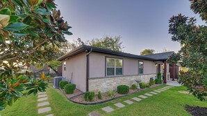A single-story house with a stone foundation and a flat roof. - Walk to Frisco Commons Park: Modern Home w/ Patio (Frisco)