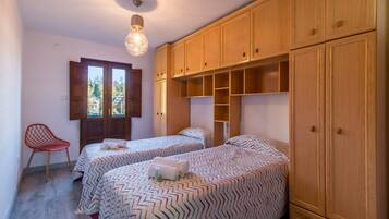 3 dormitorios, tabla de planchar con plancha, ropa de cama